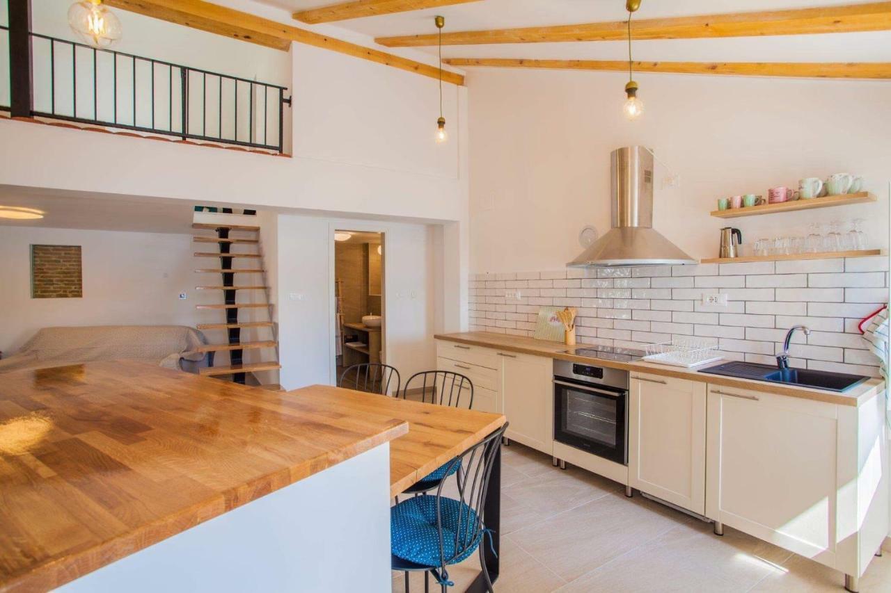 Apartmani Kraj Mora Cres Eksteriør billede